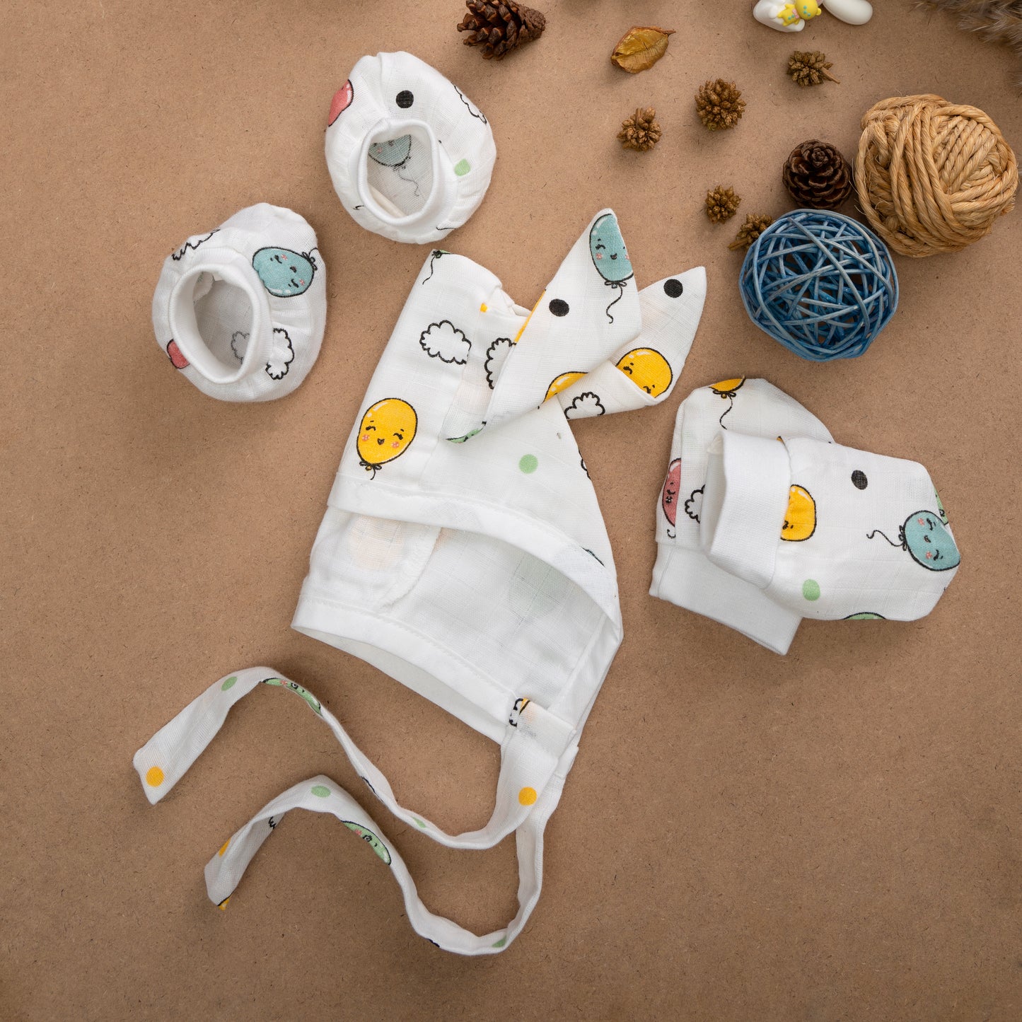 MUSLIN-CAP-MITTEN-BOOTIES-FLOTING SMILES